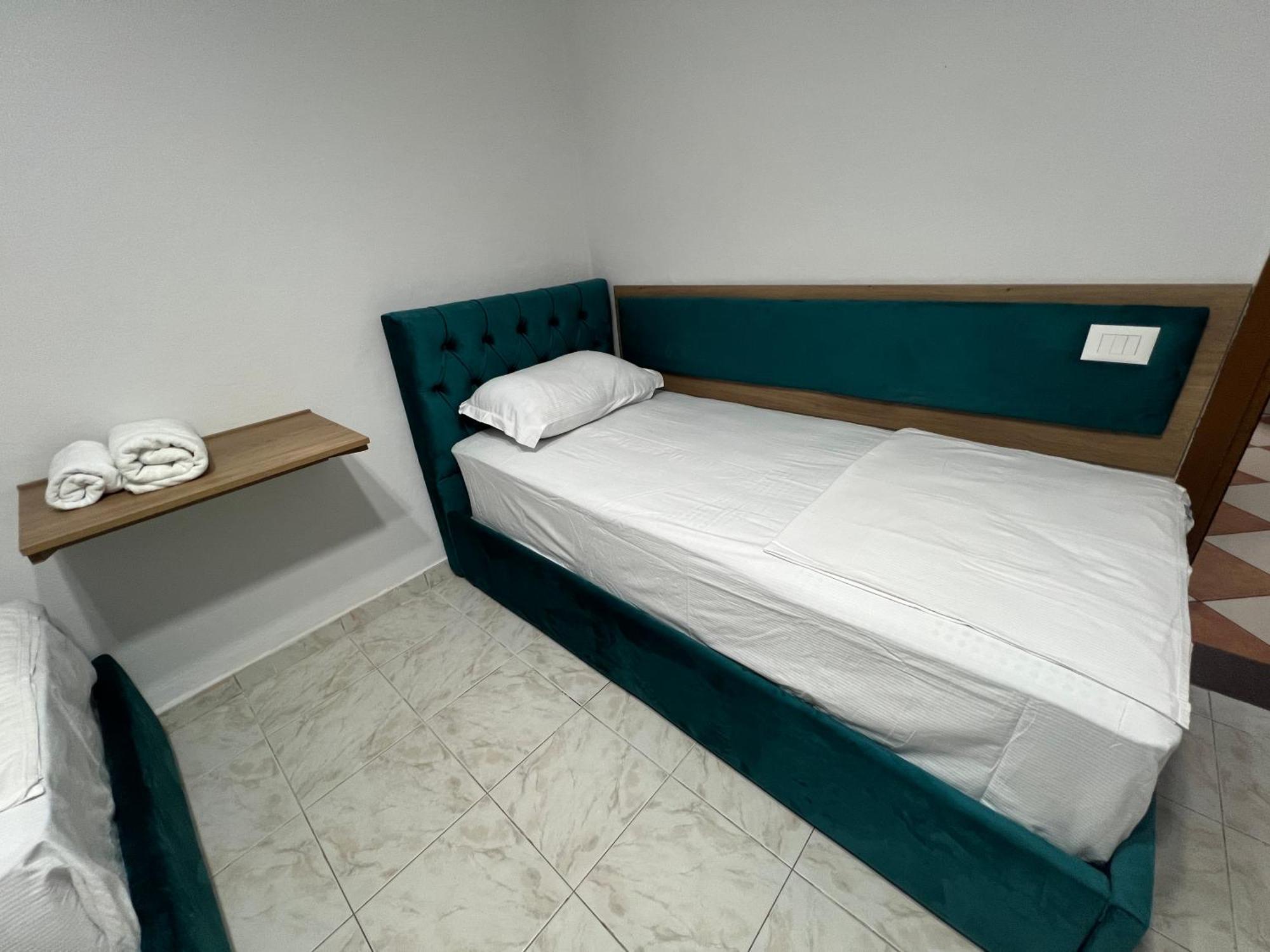 Sisterhood Hostel-Female Only Тирана Екстериор снимка